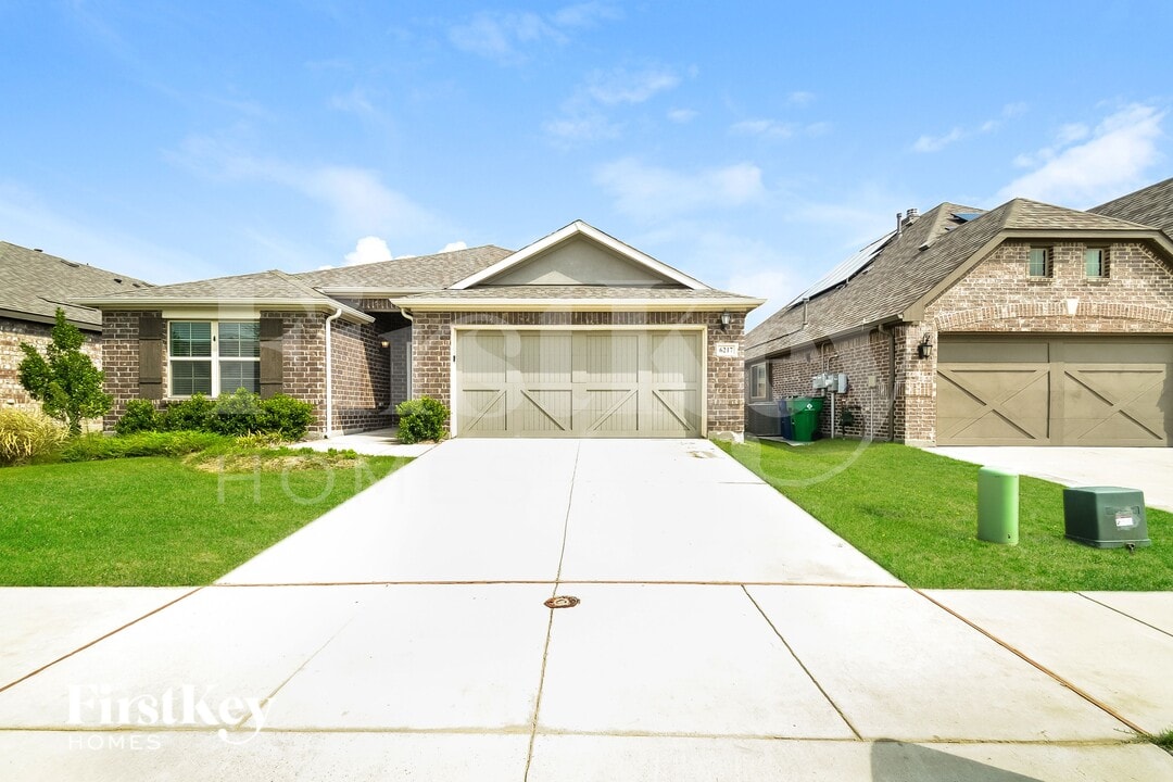 6217 Painswick Dr in Aubrey, TX - Building Photo