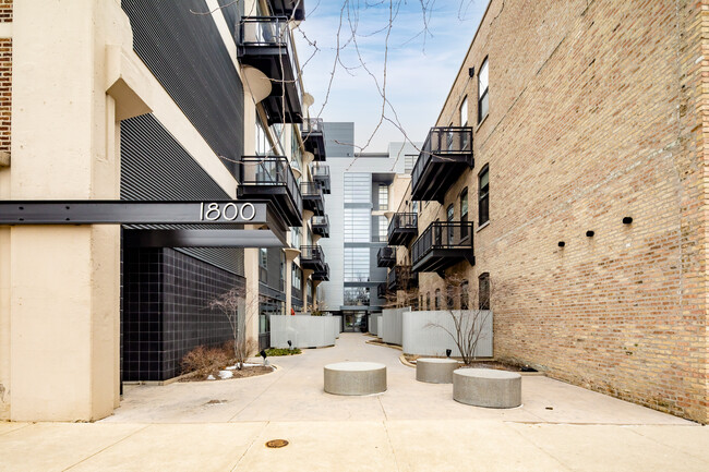 The Lofts at 1800 in Chicago, IL - Foto de edificio - Building Photo