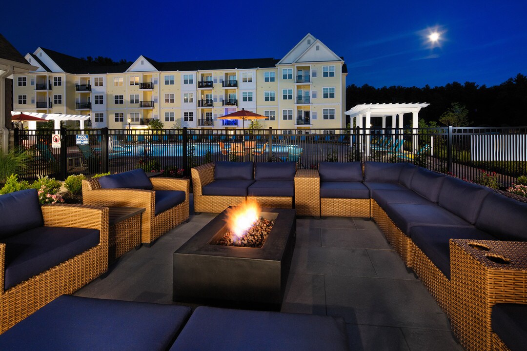 Canal Crossing at Whitneyville West in Hamden, CT - Foto de edificio