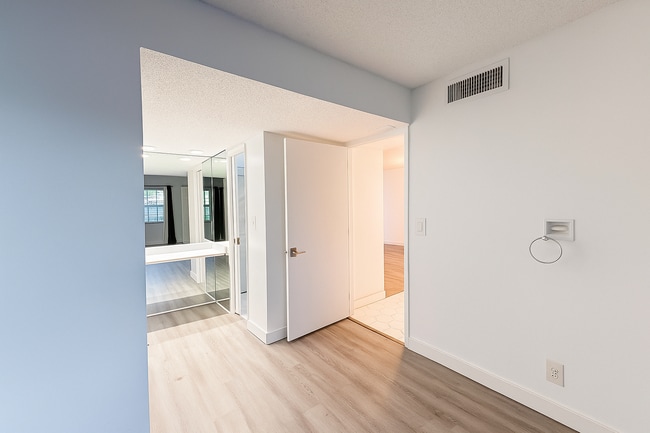4030 W Palm Aire Dr, Unit 407 in Pompano Beach, FL - Building Photo - Building Photo
