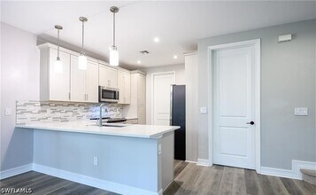 7320 Rockefeller Dr in Naples, FL - Building Photo - Building Photo