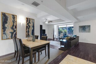 7161 E Rancho Vista Dr in Scottsdale, AZ - Building Photo