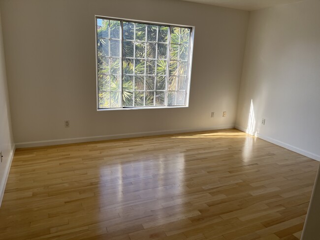 1457 S Holt Ave, Unit 1BR 1 BT in Los Angeles, CA - Building Photo - Building Photo