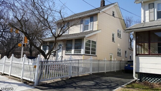 204 Spruce St in Bloomfield, NJ - Building Photo - Building Photo