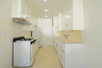 256 S Doheny Dr in Beverly Hills, CA - Building Photo - Building Photo