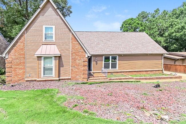 property at 910 Clubhouse Dr