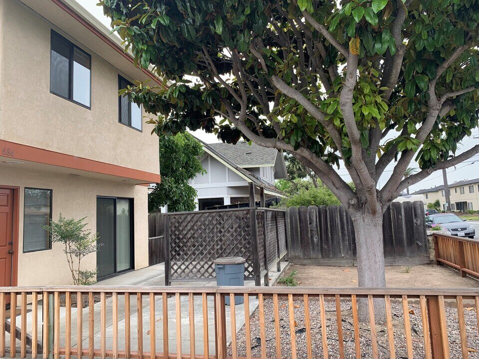 686 Ocean Ave in Monterey, CA - Building Photo