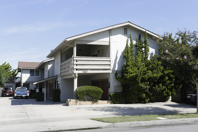 7837 Alhambra Dr in Huntington Beach, CA - Foto de edificio - Building Photo