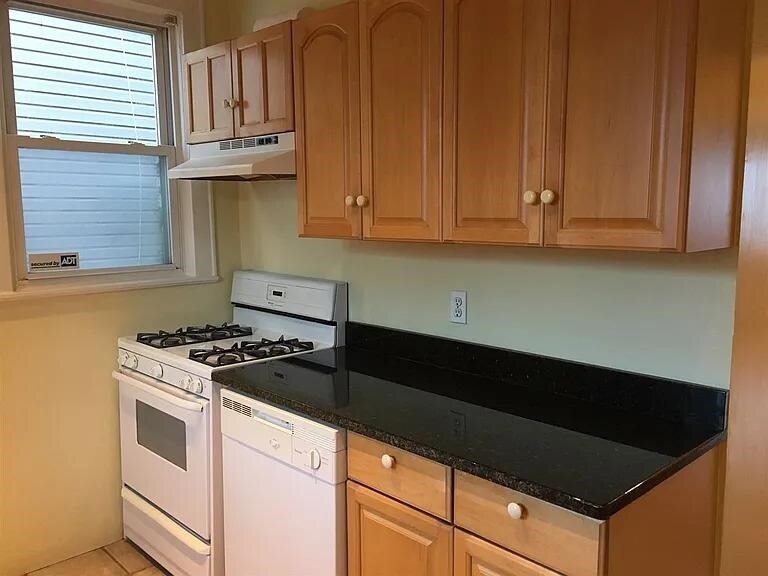 95 Zabriskie St in Jersey City, NJ - Building Photo