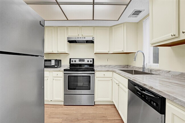 1560 SE Royal Green Cir in Port St. Lucie, FL - Foto de edificio - Building Photo