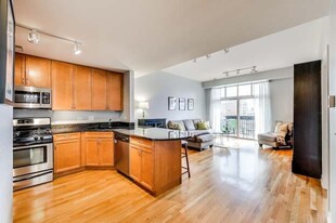 1935 S Archer Ave, Unit 1935 S Archer Apt 522 in Chicago, IL - Building Photo