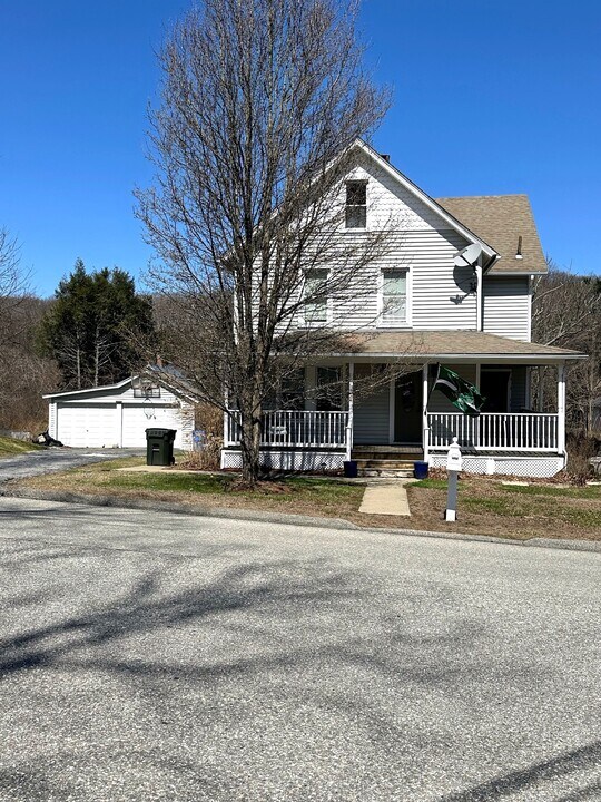 42 Maennerchor Ave in Norwich, CT - Building Photo