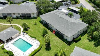 600 Squire Cir in Naples, FL - Building Photo