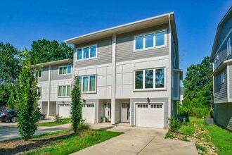 7318 Swans Run Rd in Charlotte, NC - Foto de edificio - Building Photo