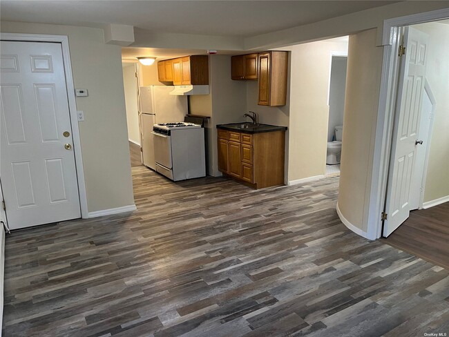 88 Florida St-Unit -1st in Long Beach, NY - Building Photo - Building Photo