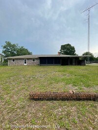 402 Colonial Dr photo'