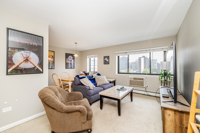 property at 607 W Wrightwood Ave