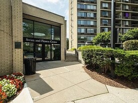 2 Bay Club Dr, Unit 18 Z4 in Bayside, NY - Building Photo