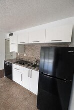 9330 Lagoon Pl in Davie, FL - Building Photo - Building Photo