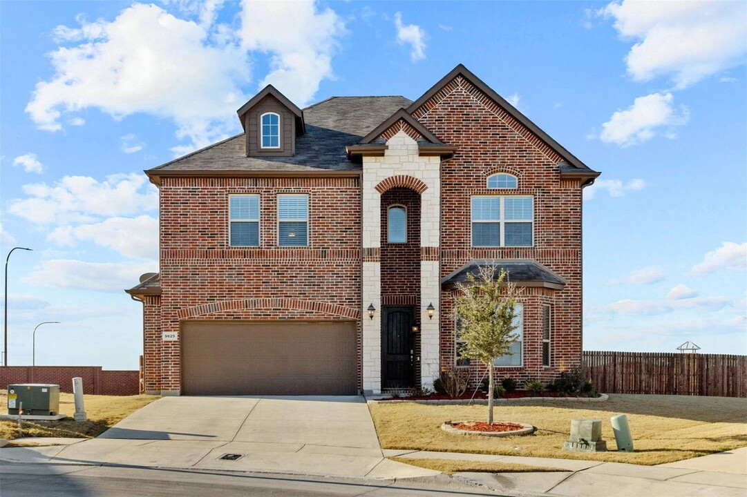 9625 Calaveras Rd in Fort Worth, TX - Building Photo