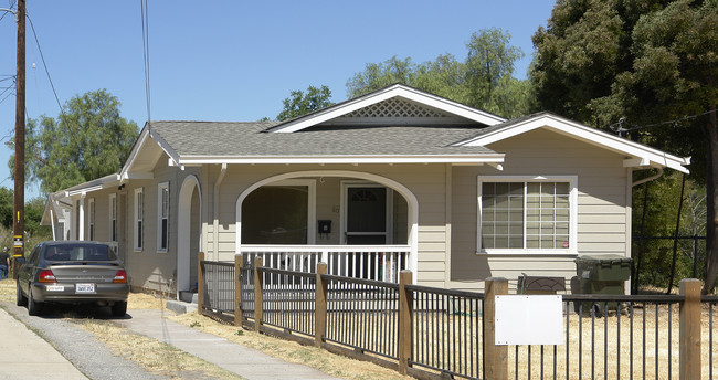 80-82 Mountain View Ave in Pittsburg, CA - Foto de edificio - Building Photo