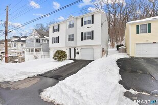 35 Woodlawn Ave in Ansonia, CT - Building Photo