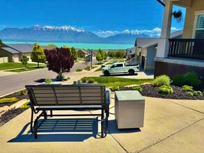 251 W Honeysuckle Dr in Saratoga Springs, UT - Building Photo - Building Photo