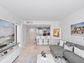 6801 Collins Ave, Unit C 1402 in Miami Beach, FL - Building Photo - Building Photo