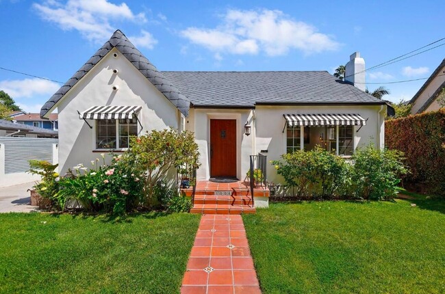 1008 Carpinteria St in Santa Barbara, CA - Building Photo - Building Photo