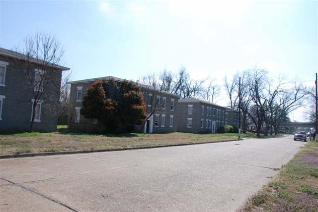 205 Pine St in Newport, AR - Foto de edificio - Building Photo