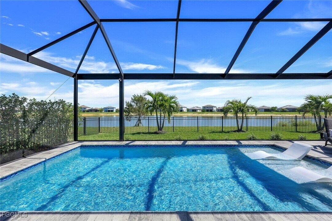 11477 Canopy Loop in Ft. Myers, FL - Foto de edificio