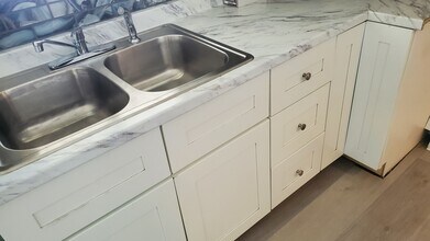 805 Hemphill Rd in Flint, MI - Building Photo - Building Photo