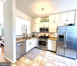 11471 Heritage Commons Way in Reston, VA - Foto de edificio - Building Photo