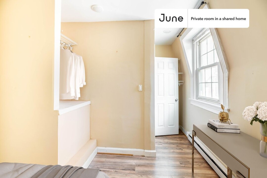 Private bedroom in 8 bed/3.5 bath Home in Washington, DC - Building Photo
