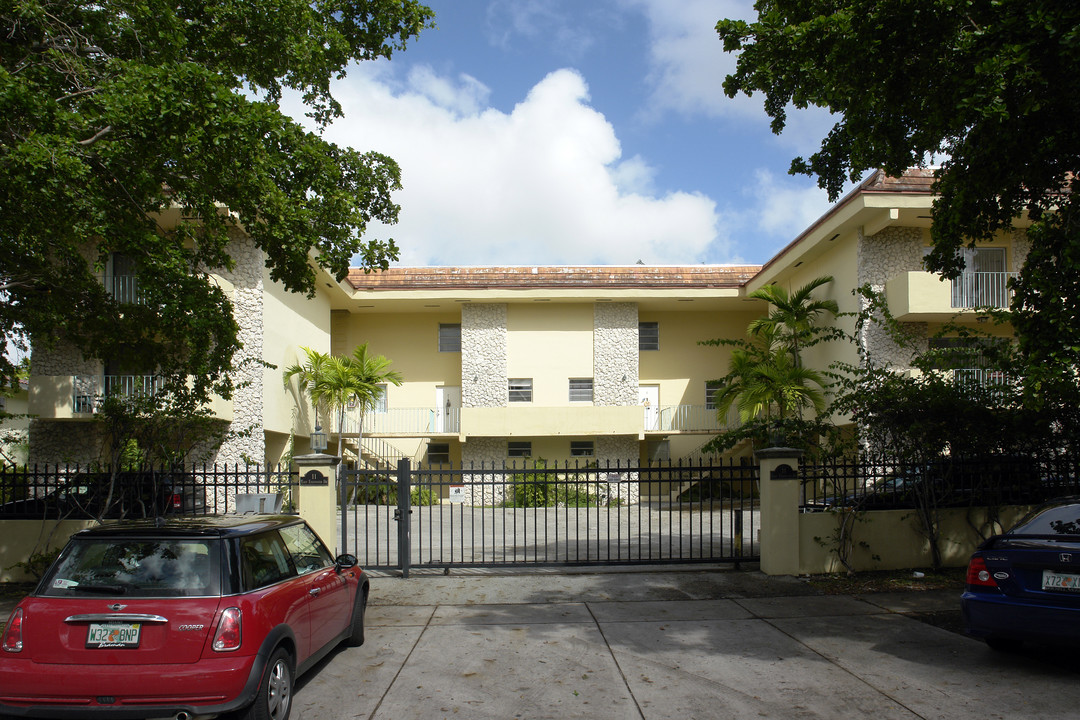 11 Edgewater Dr in Coral Gables, FL - Building Photo