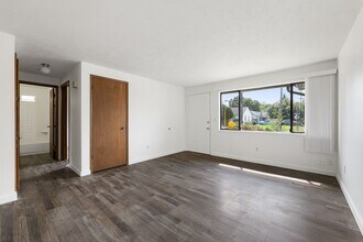219 E Hawthorne Rd in Spokane, WA - Building Photo - Building Photo
