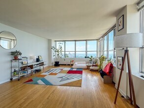 655 W Irving Park Rd, Unit 4702 in Chicago, IL - Building Photo - Building Photo