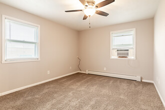 Riley Place Apartments in Bloomington, IL - Building Photo - Interior Photo