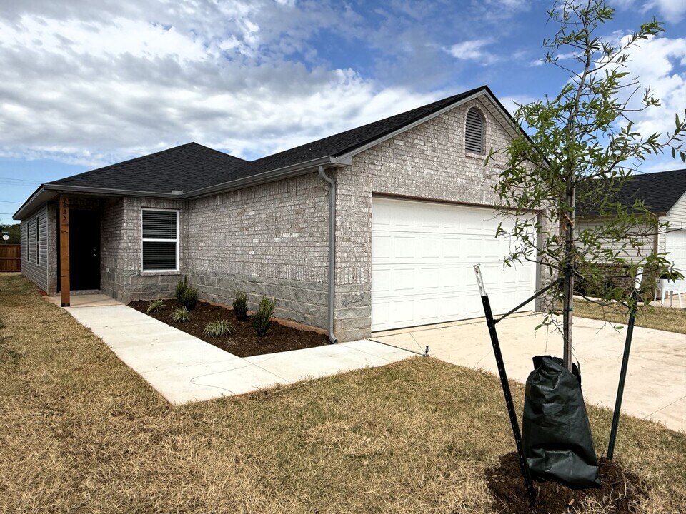 3625 Blue Ave in Mustang, OK - Building Photo