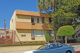 1247 N Flores St in West Hollywood, CA - Building Photo - Building Photo