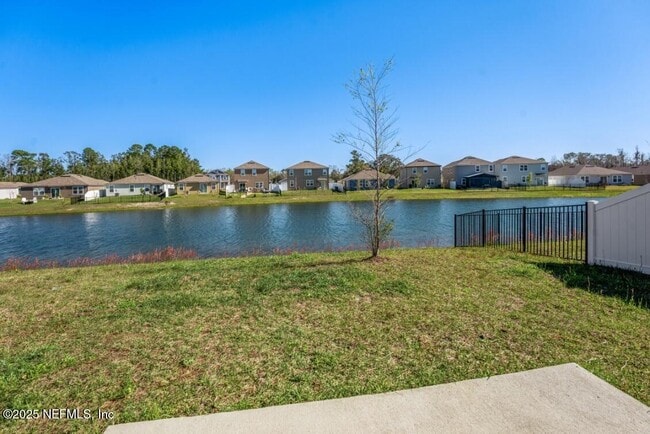2424 Falling Star Ln in Green Cove Springs, FL - Foto de edificio - Building Photo