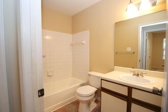 618 Hulon Ln in West Columbia, SC - Building Photo - Building Photo