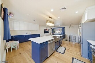 32 Hardwick Ct in Parsippany Troy Hills, NJ - Foto de edificio - Building Photo