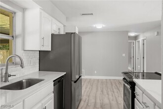 17313 Lee Rd in Ft. Myers, FL - Building Photo - Building Photo