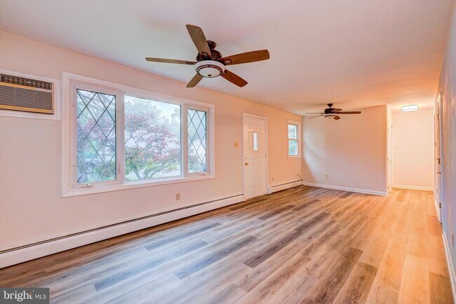 402 Larchwood Ave in Trevose, PA - Building Photo - Building Photo