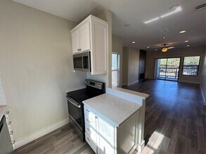 2417 W Slaughter Ln in Austin, TX - Building Photo - Building Photo