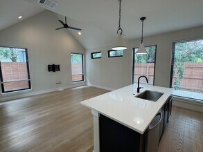 1101 1/2 Fiesta St in Austin, TX - Building Photo - Building Photo