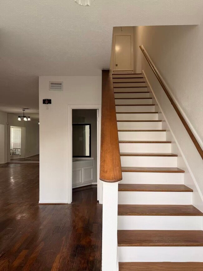 2220 Bering Dr in Houston, TX - Building Photo - Building Photo