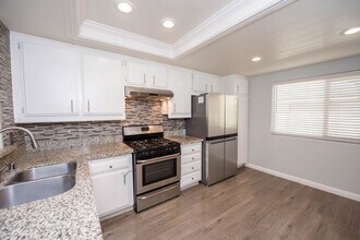 16921 Lakefront Cir in Huntington Beach, CA - Building Photo - Building Photo