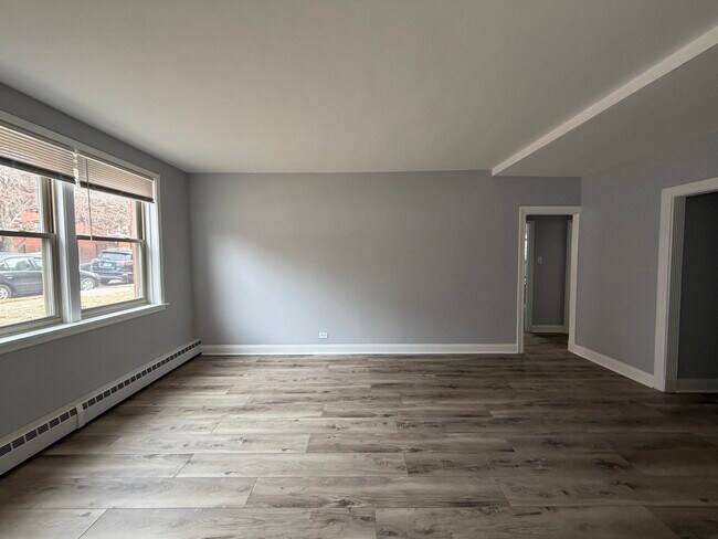 2417 W Farragut Ave, Unit G in Chicago, IL - Building Photo - Building Photo